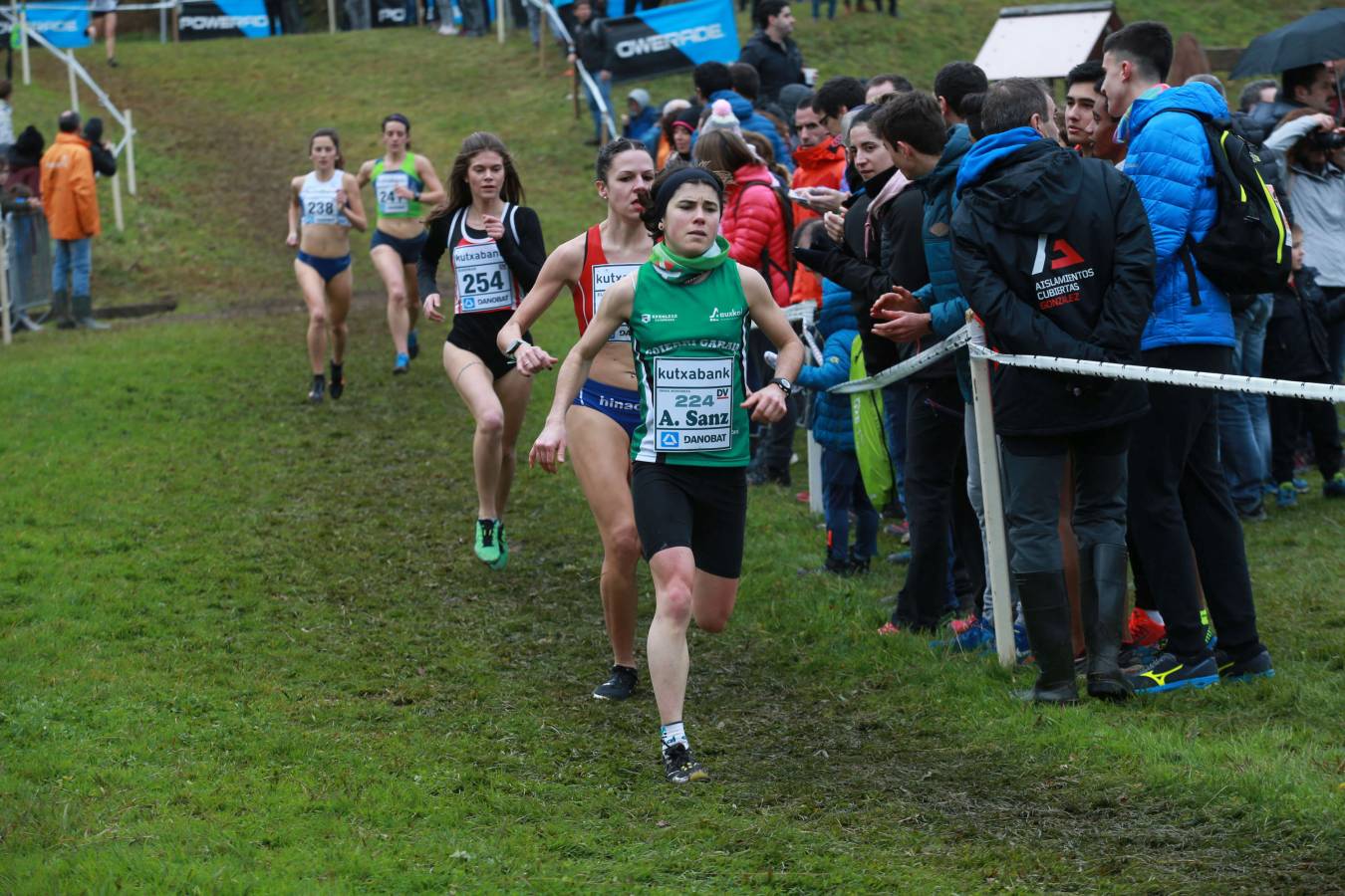 Cerca de mil participantes de diferentes categorías han disfrutado del Cross Juan Muguerza de Elgoibar, una de las mejores pruebas del mundo de campo a través