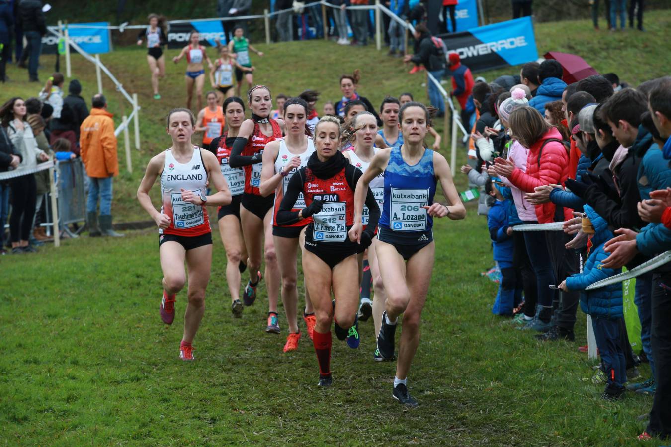 Cerca de mil participantes de diferentes categorías han disfrutado del Cross Juan Muguerza de Elgoibar, una de las mejores pruebas del mundo de campo a través