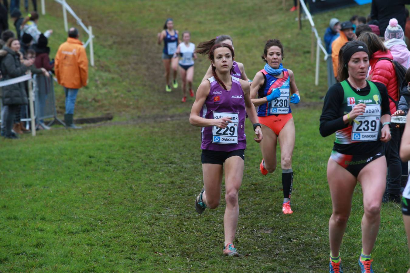 Cerca de mil participantes de diferentes categorías han disfrutado del Cross Juan Muguerza de Elgoibar, una de las mejores pruebas del mundo de campo a través