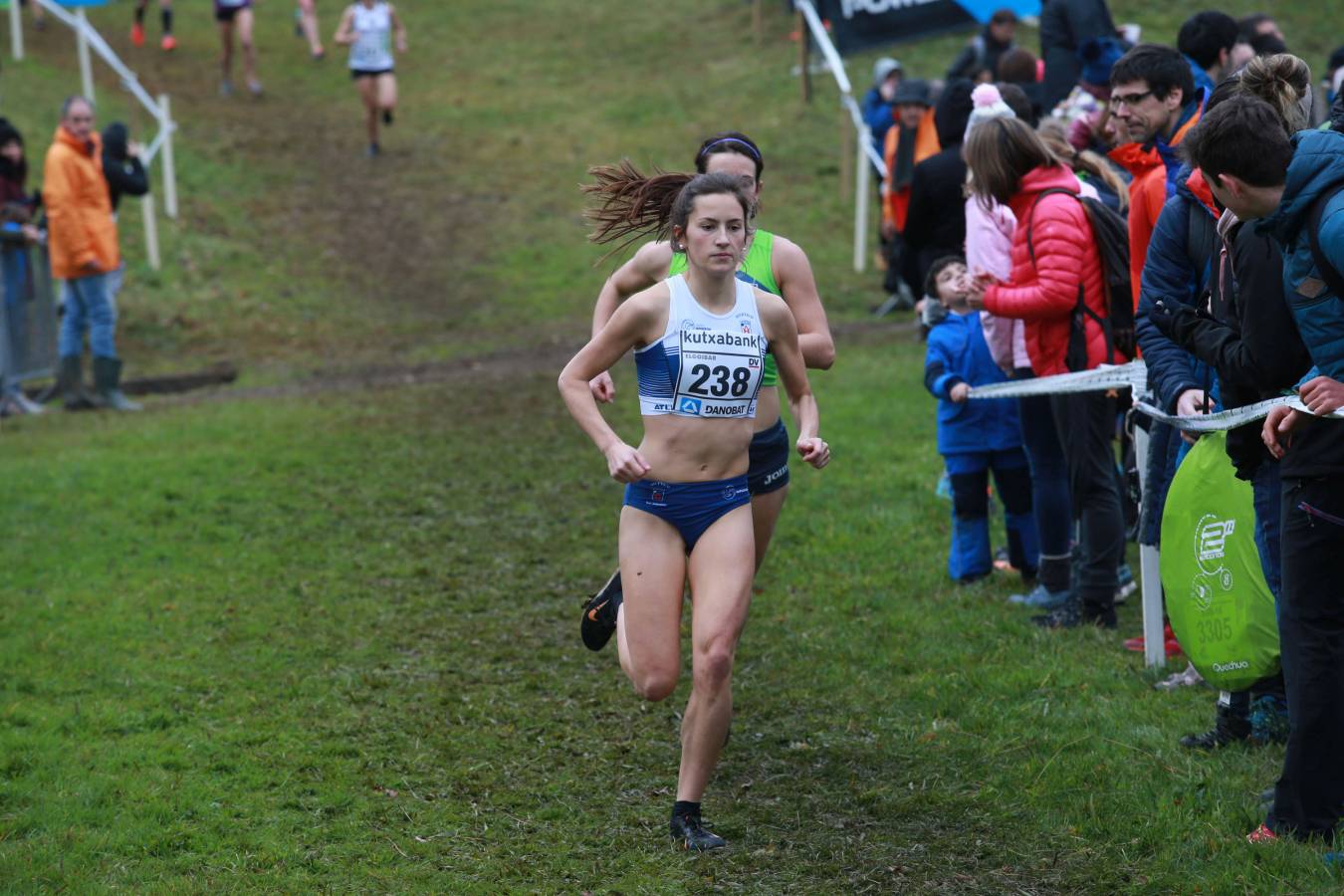 Cerca de mil participantes de diferentes categorías han disfrutado del Cross Juan Muguerza de Elgoibar, una de las mejores pruebas del mundo de campo a través