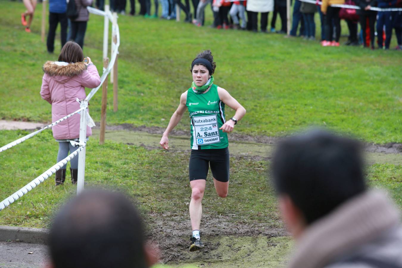 Cerca de mil participantes de diferentes categorías han disfrutado del Cross Juan Muguerza de Elgoibar, una de las mejores pruebas del mundo de campo a través