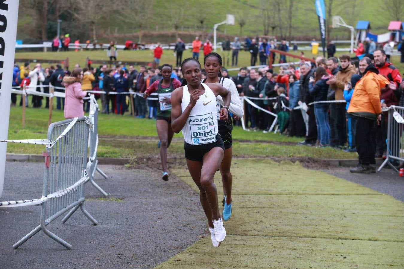 Cerca de mil participantes de diferentes categorías han disfrutado del Cross Juan Muguerza de Elgoibar, una de las mejores pruebas del mundo de campo a través
