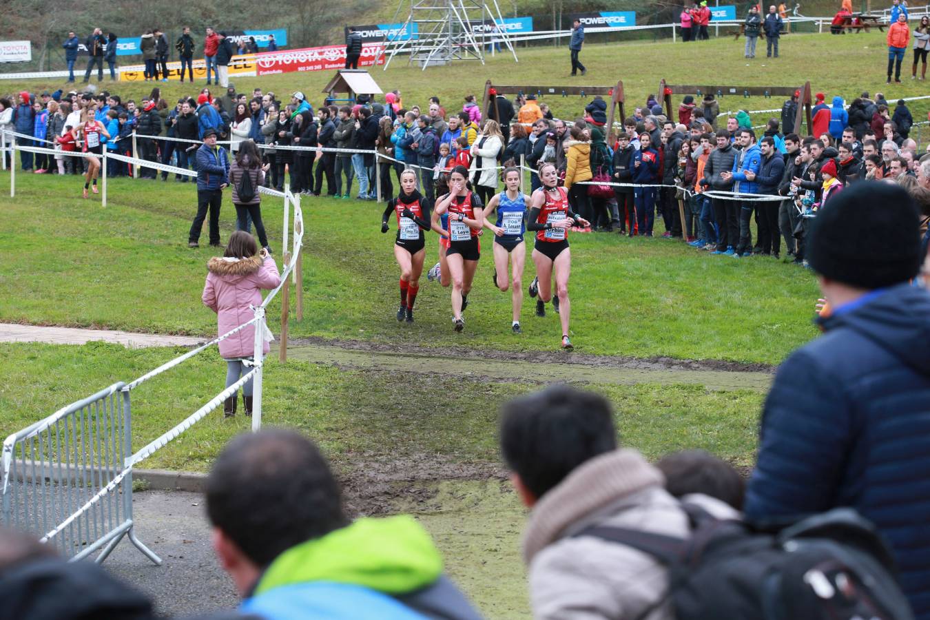 Cerca de mil participantes de diferentes categorías han disfrutado del Cross Juan Muguerza de Elgoibar, una de las mejores pruebas del mundo de campo a través