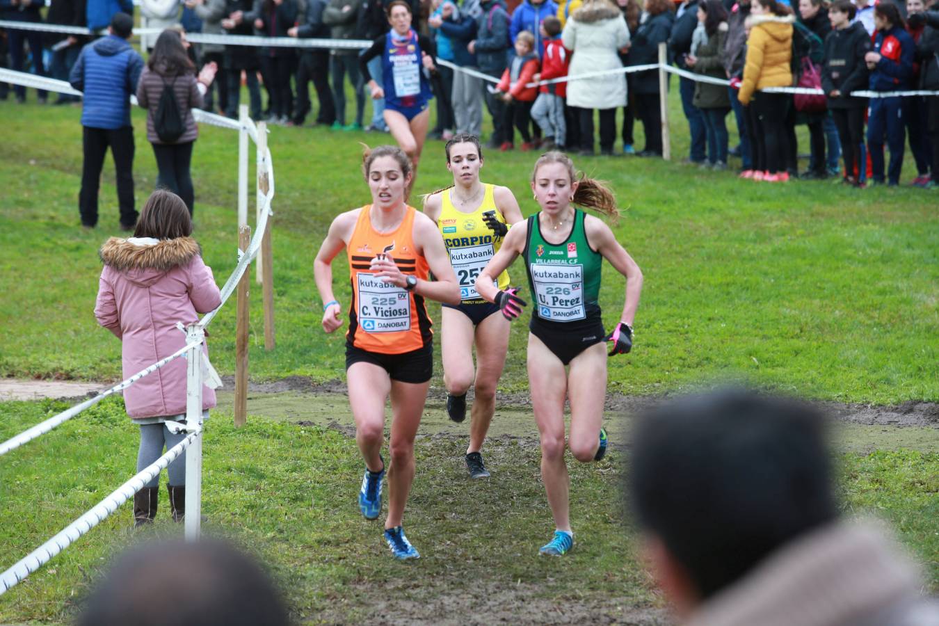 Cerca de mil participantes de diferentes categorías han disfrutado del Cross Juan Muguerza de Elgoibar, una de las mejores pruebas del mundo de campo a través