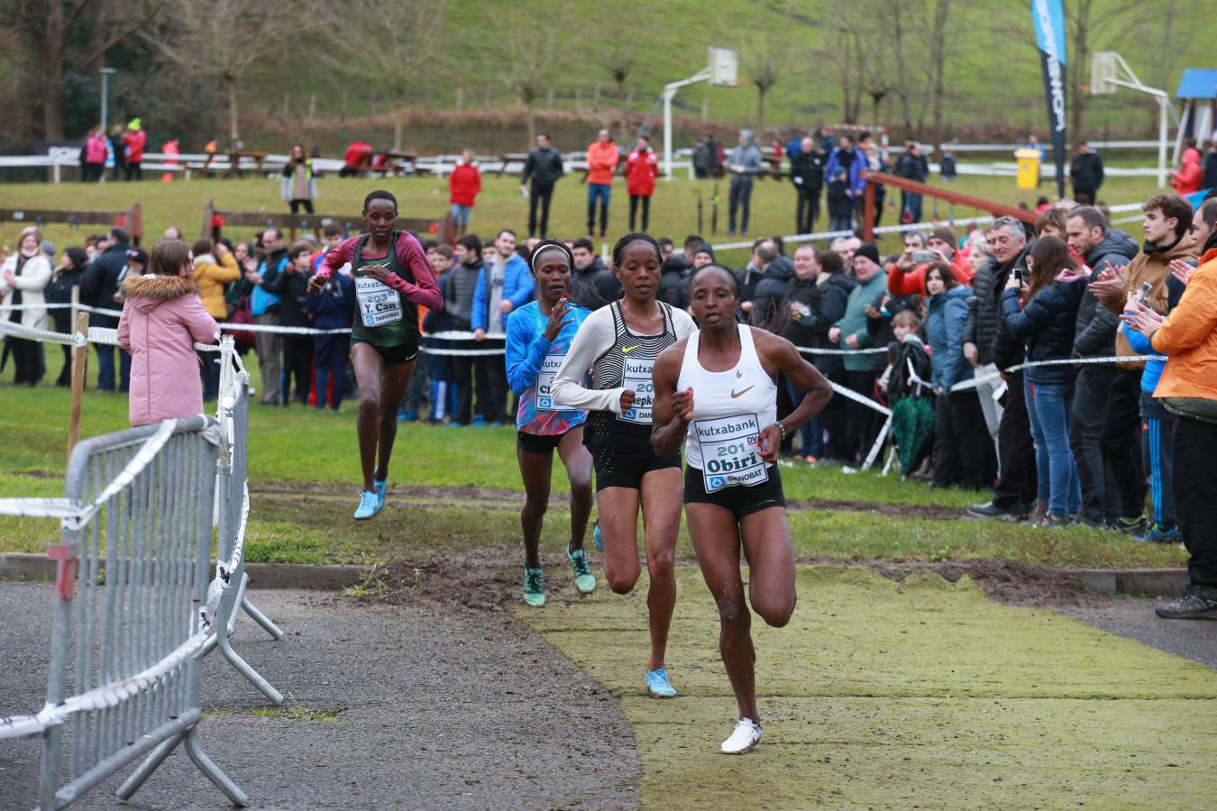 Cerca de mil participantes de diferentes categorías han disfrutado del Cross Juan Muguerza de Elgoibar, una de las mejores pruebas del mundo de campo a través