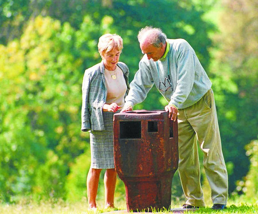El artista y pilar Belzunce, con la escultura 'Homenaje a Heidegger' instalada en la campa de Zabalaga.