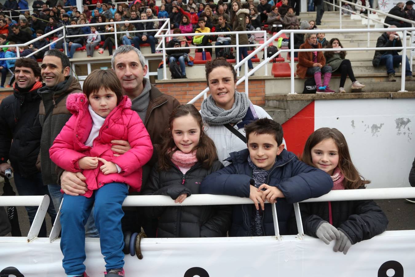 Cientos de aficionados se han acercado a Mintxeta para disfrutar del Cross Juan Muguerza de Elgoibar