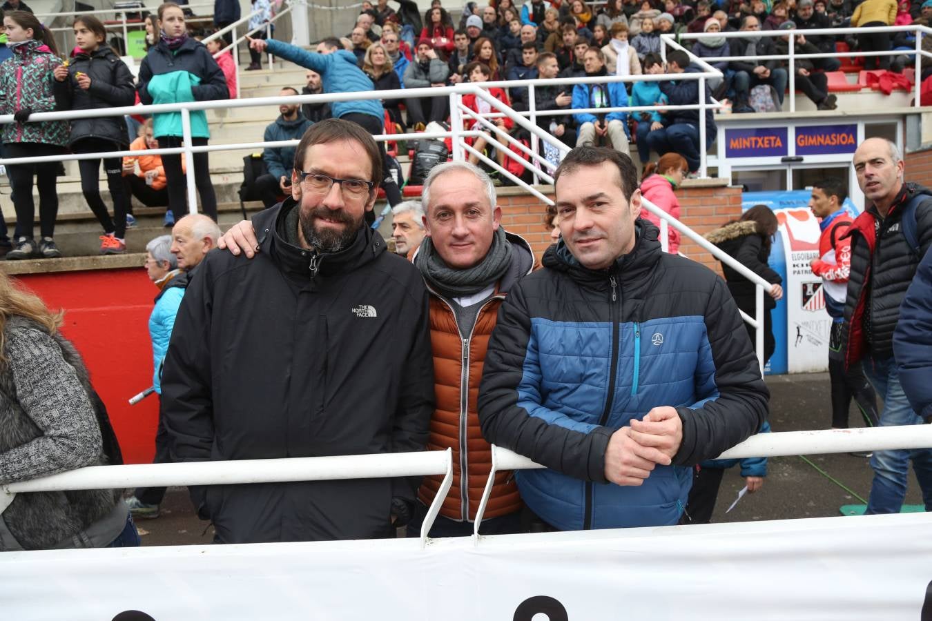 Cientos de aficionados se han acercado a Mintxeta para disfrutar del Cross Juan Muguerza de Elgoibar