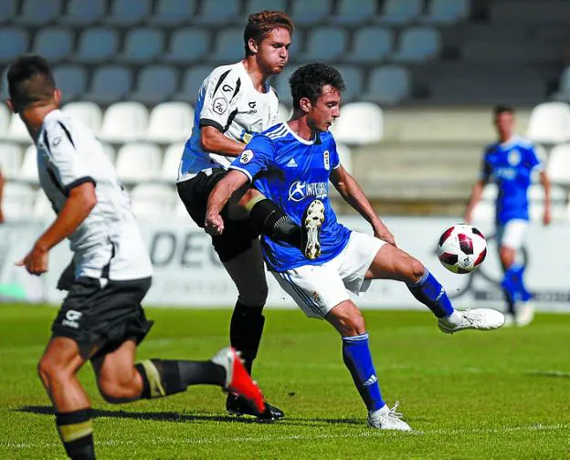 Ceberio pugna por un balón en un partido. 