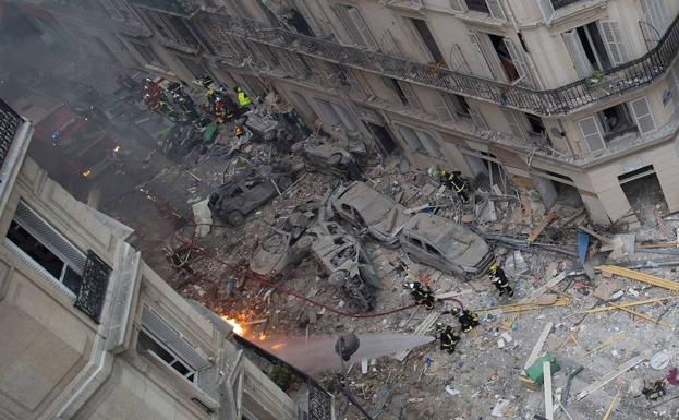 Visión general de los destrozos provocados por la explosión en una panadería en París, Francia.