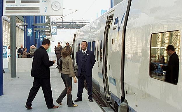 Pasajeros suben al tren de alta velocidad. 