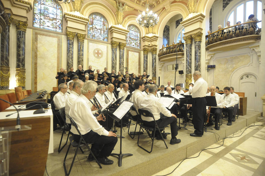 La Banda Municipal de Txistularis de Donostia anunció el domingo la inminente llegada del día del patrón. El salón de plenos del consistorio donostiarra albergó el tradicional concierto dirigido por Jose Ignazio Ansorena
