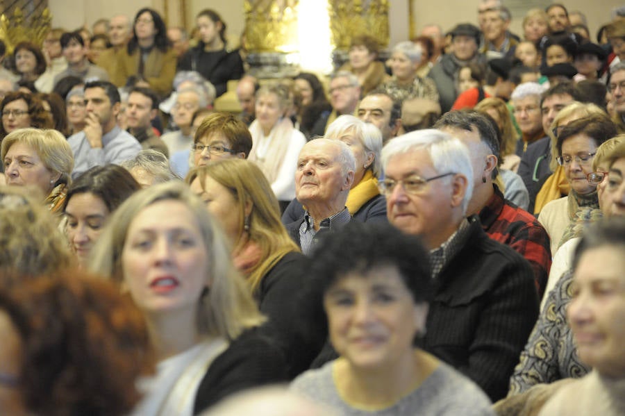 La Banda Municipal de Txistularis de Donostia anunció el domingo la inminente llegada del día del patrón. El salón de plenos del consistorio donostiarra albergó el tradicional concierto dirigido por Jose Ignazio Ansorena