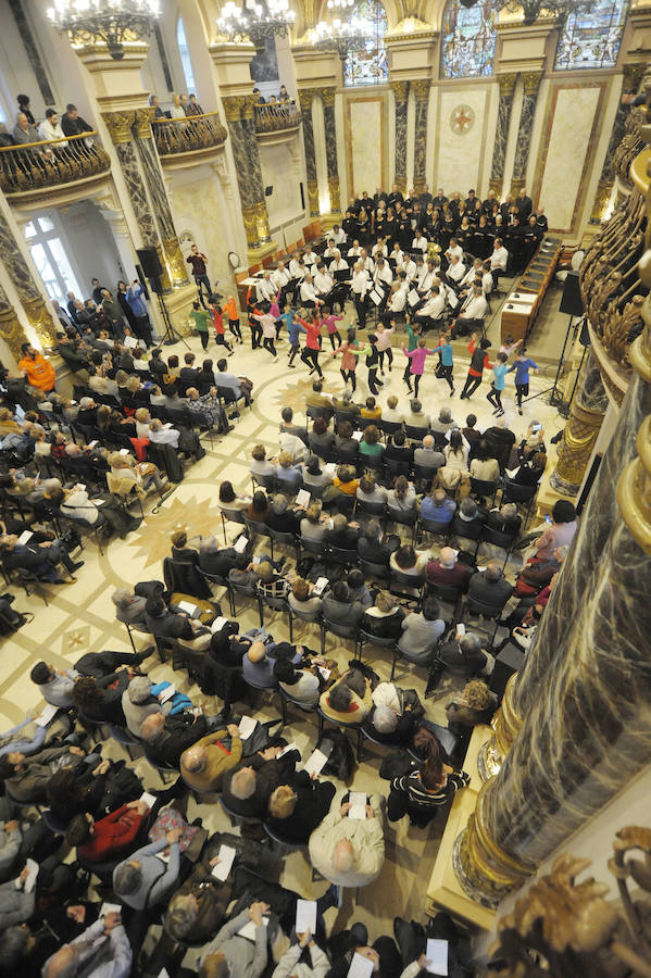 La Banda Municipal de Txistularis de Donostia anunció el domingo la inminente llegada del día del patrón. El salón de plenos del consistorio donostiarra albergó el tradicional concierto dirigido por Jose Ignazio Ansorena