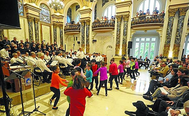Los niños dantzaris de la ikastola Zuhaizti demostraron desparpajo y se ganaron una sonora ovación. 