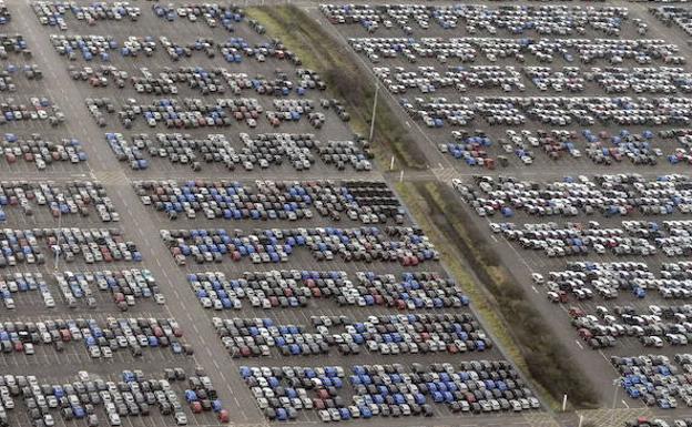Coches estacionados en las instalaciones de una factoría ubicada en el norte de Inglaterra. 
