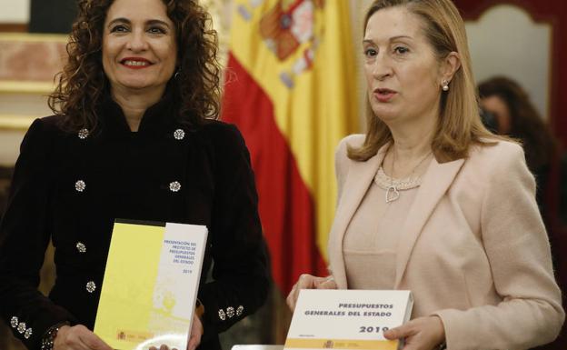 La ministra de Hacienda, María Jesús Montero, ha presentado a la presidenta del Congreso, Ana Pastor, los Presupuestos Generales del Estado 