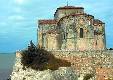 Imagen secundaria 1 - El muelle de Saint Martin de Ré, repleto de veleros. Debajo, la iglesia de Talmont-sur-Gironde. A su vera, la fragata L'Hermione, la gran sensación del pasado Festival Marítimo de Pasaia, está amarrada desde este verano en Rochefort. Se puede visitar su interior. 