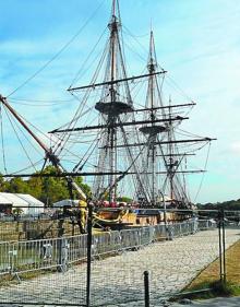 Imagen secundaria 2 - El muelle de Saint Martin de Ré, repleto de veleros. Debajo, la iglesia de Talmont-sur-Gironde. A su vera, la fragata L'Hermione, la gran sensación del pasado Festival Marítimo de Pasaia, está amarrada desde este verano en Rochefort. Se puede visitar su interior. 