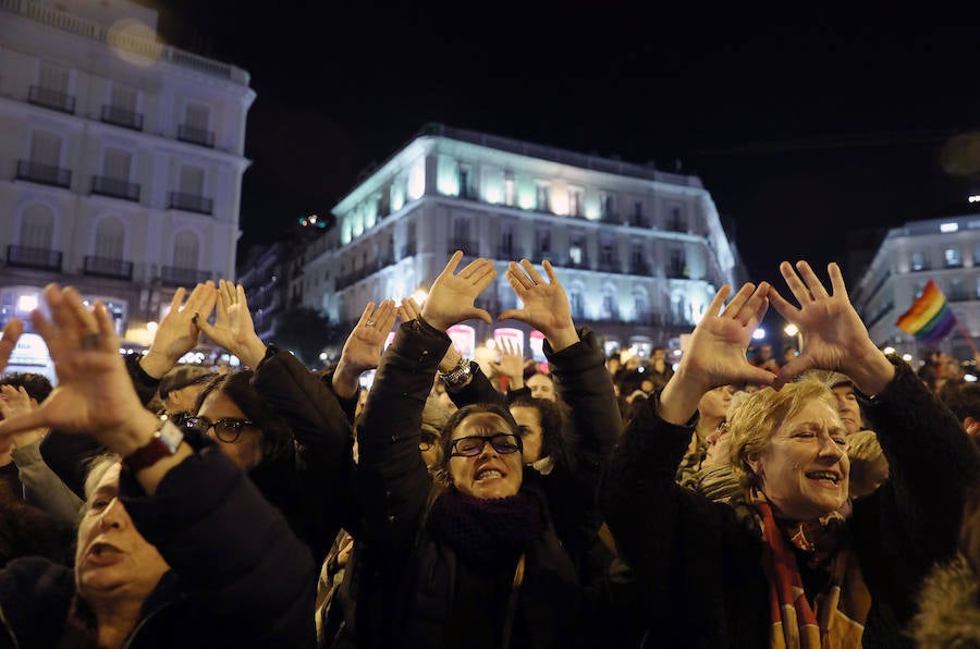 Las feministas lanzaron este martes una amplia movilización en toda España en contra del partido ultraderechista Vox, que causó indignación al denunciar la ley de violencia de género, hasta ahora apoyada de forma unánime por la clase política.