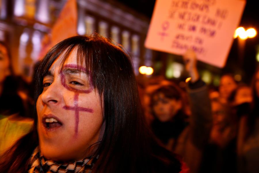 Las feministas lanzaron este martes una amplia movilización en toda España en contra del partido ultraderechista Vox, que causó indignación al denunciar la ley de violencia de género, hasta ahora apoyada de forma unánime por la clase política.