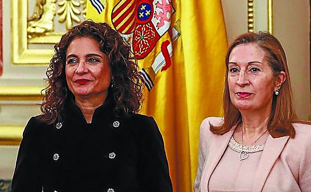 La ministra Montero, con la presidenta del Congreso, Ana Pastor.