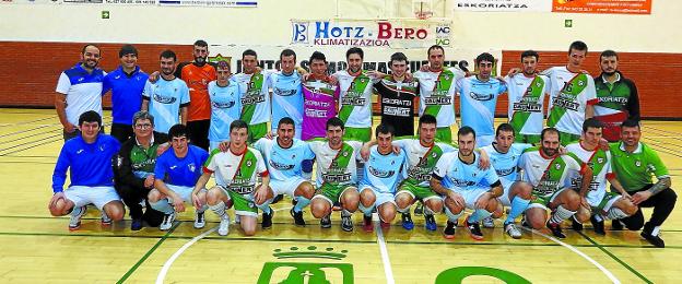 Los dos equipos de la Liga Vasca de fútbol sala del Eskoriatza y de la UDA posaron juntos antes de comenzar el partido en el polideportivo Manuel Muñoz. 