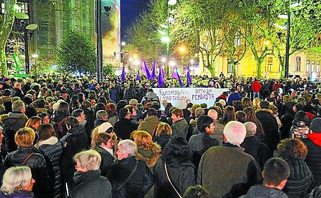 Cientos de personas se concentraron en el Boulevard donostiarra en solidaridad con las mujeres andaluzas.