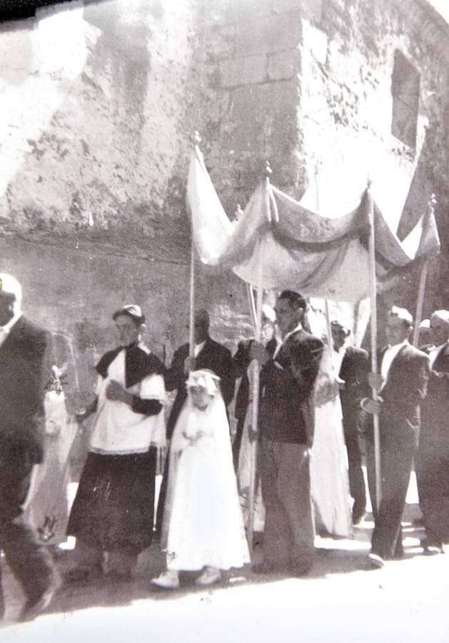 Imagen correspondiente a una antigua tradición de Bedaio. La niña se vestía de ángel y lanzaba flores en el recorrido de la procesión que se realizaba el día de Corpus Christi. 