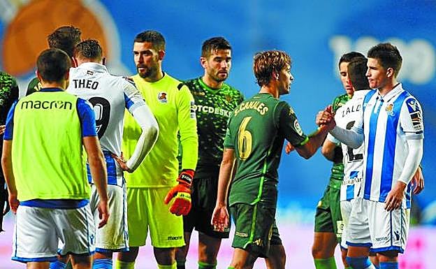 Canales, autor del primer gol del Betis, saluda a Zubeldia al final del partido en el circulo central.