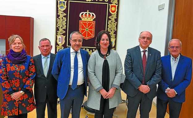 El corso Talamoni (tercero por la izda.) junto a la navarra Aznárez y miembros de Euskaltzaindia.