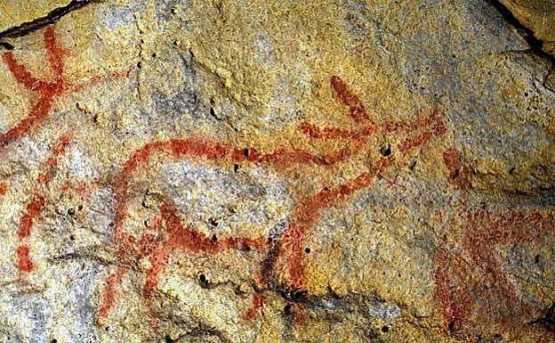 Una cierva pintada en colores ocres en Covalanas.
