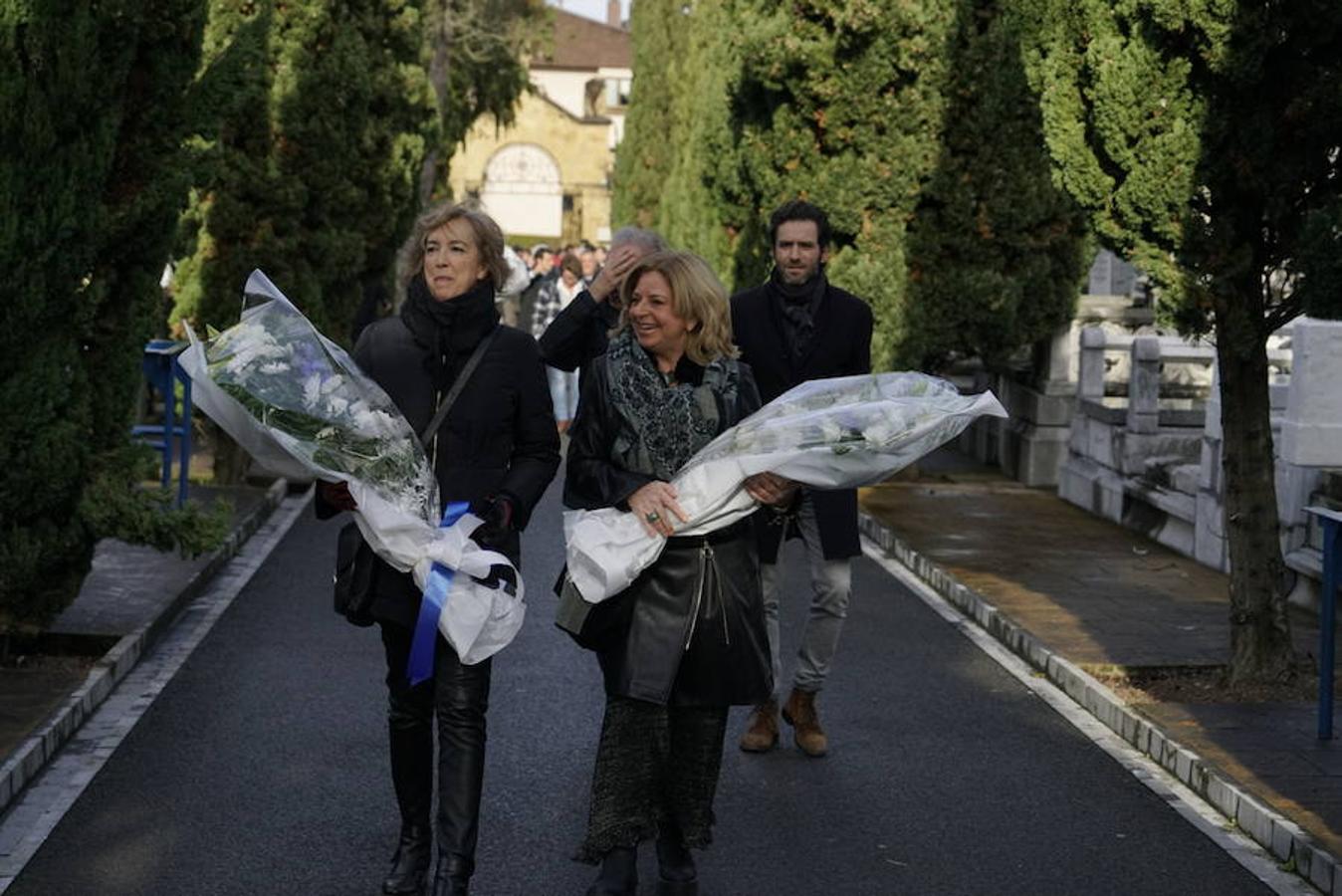 Ofrenda floral a Gregorio Ordóñez en el cementerio de Polloe cuando se cumplen 24 años de su asesinato a manos de ETA. 