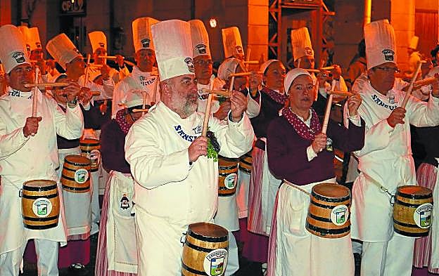 Barriles y aguadoras de la Tamborrada Sansustene. Esta noche vuelven a las calles del Antiguo.