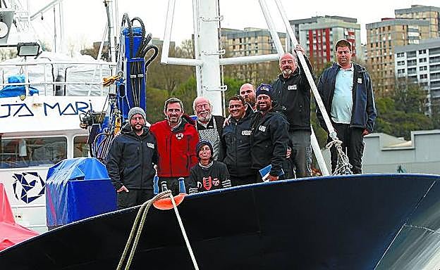 Parte de la tripulación del 'Aita Mari' posa en el barco de rescate. 