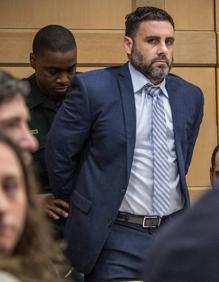 Imagen secundaria 2 - Michael Ibar, hermano de pablo, llora durante la lectura de la sentencia. Abajo, su esposa Tanya y el propio Ibar esposado para salir del juzgado.