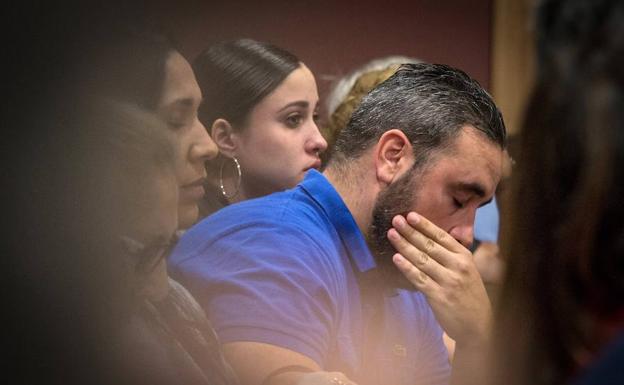 Imagen principal - Michael Ibar, hermano de pablo, llora durante la lectura de la sentencia. Abajo, su esposa Tanya y el propio Ibar esposado para salir del juzgado.