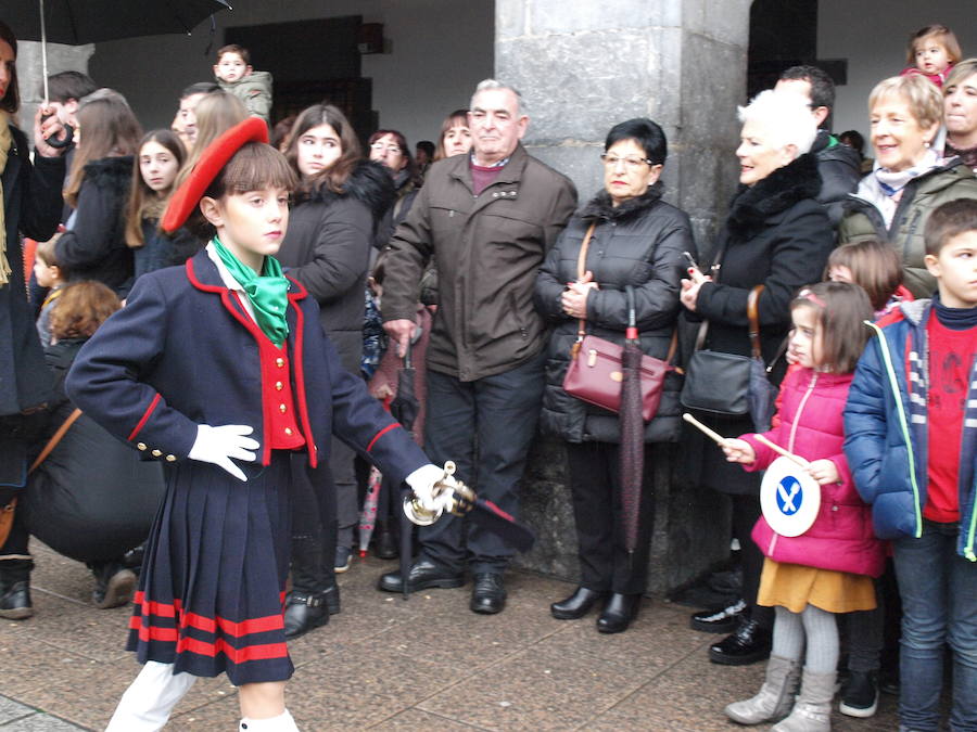 La lluvia deslució la Tamborrada Infantil de Azpeitia este día de San Sebastián.