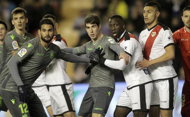 Willian José espera un centro de córner durante la primera mitad del Rayo - Real Sociedad. 