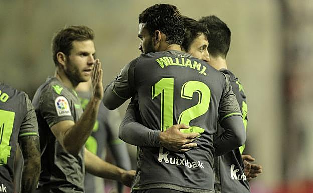 Willian José celebra su gol abrazado a Oyarzabal.