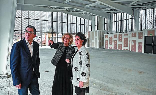 Joxe Mari Aizega, Edurne Ormazabal y Ainhoa Aizpuru, durante la visita al interior del prisma de Tabakalera.