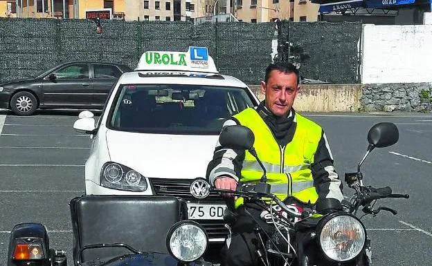 Antonio Cabanillas conduciendo su moto con sidecar durante el examen práctico en Azpeitia.