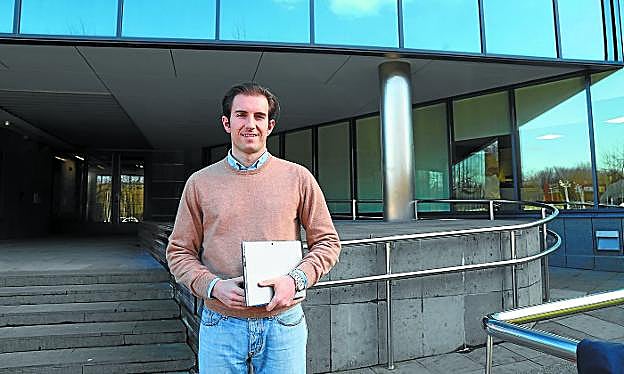 Eduardo Kaibide ante el edificio que acoge la sede donostiarra de Enantio, que cuenta con otro equipo en Barcelona.