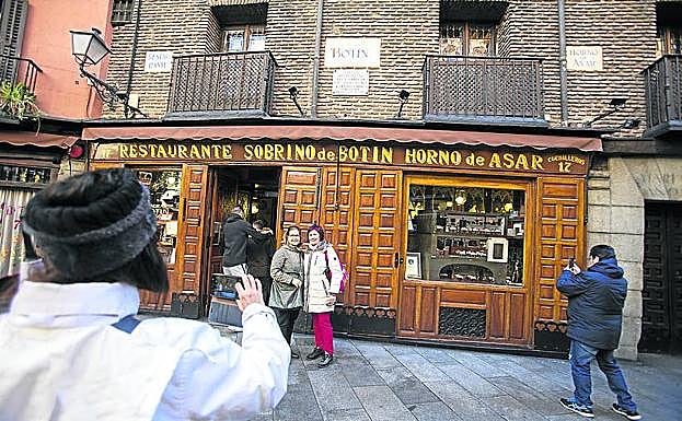 La fachada de Sobrino de Botín, siempre atestada de turistas.