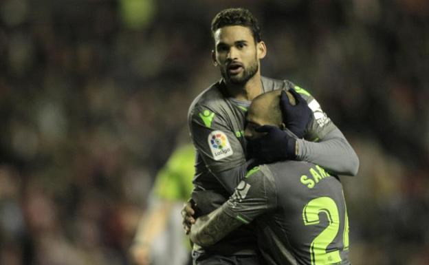 Willian José celebra su gol con Sandro 