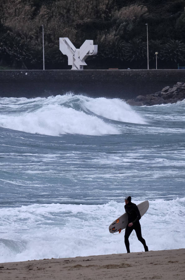Donostia y Zarautz han tomado medidas este martes ante el aviso amarillo por olas en la costa. El Paseo Nuevo de San Sebastián ha quedado cerrado y en el Malecón zarauztarra los comerciantes han comenzado a 'blindar' sus establecimientos.