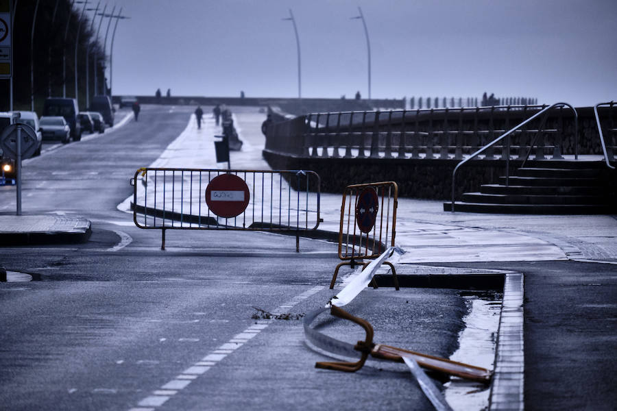 Donostia y Zarautz han tomado medidas este martes ante el aviso amarillo por olas en la costa. El Paseo Nuevo de San Sebastián ha quedado cerrado y en el Malecón zarauztarra los comerciantes han comenzado a 'blindar' sus establecimientos.