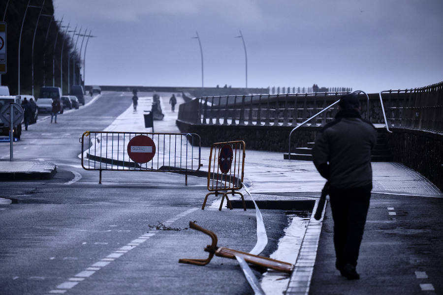 Donostia y Zarautz han tomado medidas este martes ante el aviso amarillo por olas en la costa. El Paseo Nuevo de San Sebastián ha quedado cerrado y en el Malecón zarauztarra los comerciantes han comenzado a 'blindar' sus establecimientos.