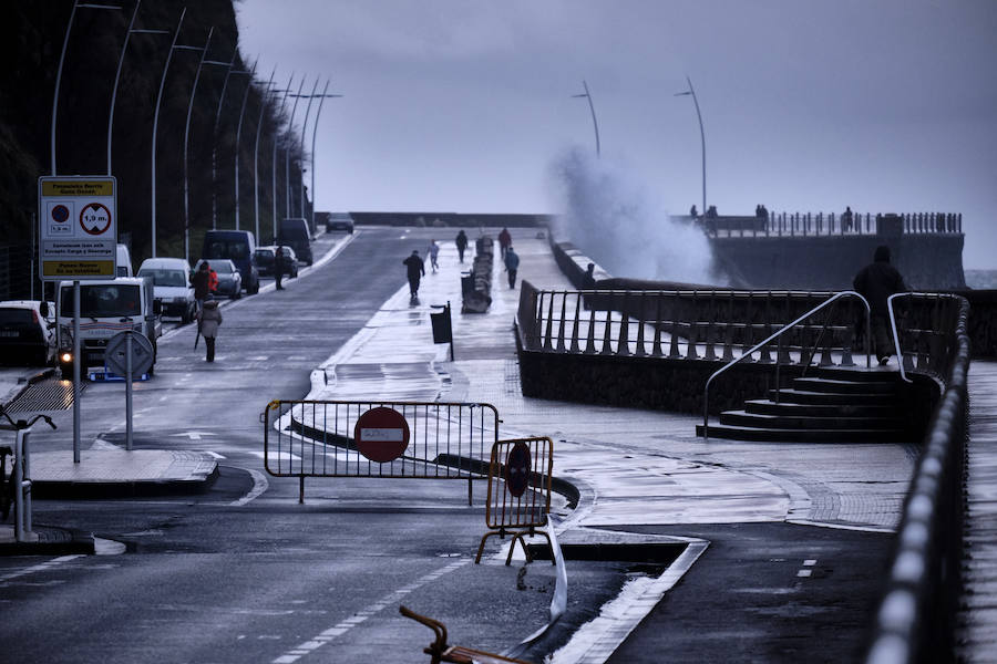 Donostia y Zarautz han tomado medidas este martes ante el aviso amarillo por olas en la costa. El Paseo Nuevo de San Sebastián ha quedado cerrado y en el Malecón zarauztarra los comerciantes han comenzado a 'blindar' sus establecimientos.