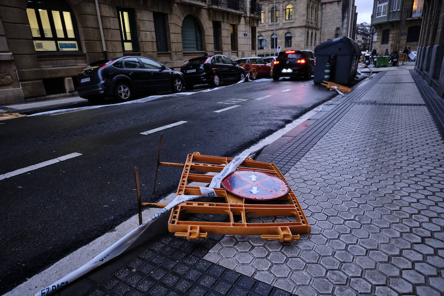 Donostia y Zarautz han tomado medidas este martes ante el aviso amarillo por olas en la costa. El Paseo Nuevo de San Sebastián ha quedado cerrado y en el Malecón zarauztarra los comerciantes han comenzado a 'blindar' sus establecimientos.